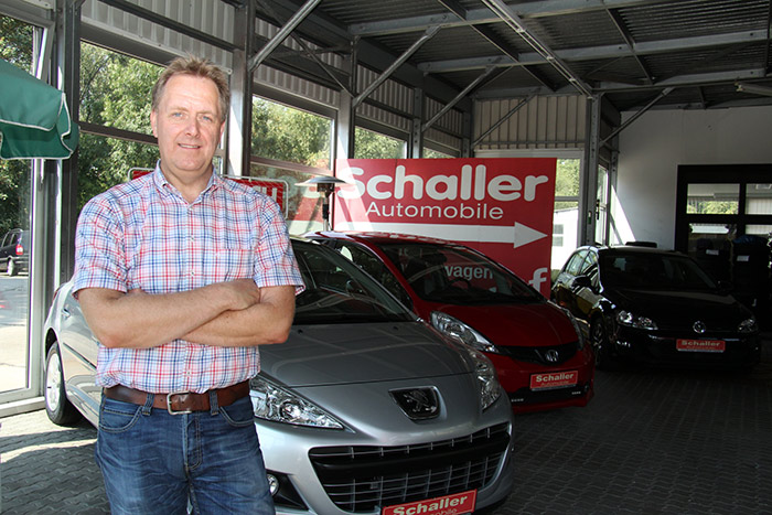 Matthias Schaller vor dem Firmengelände von Schaller Automobile in Leipzig