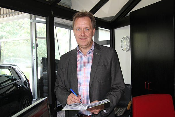 Matthias Schaller im Büro von Schaller Automobile
