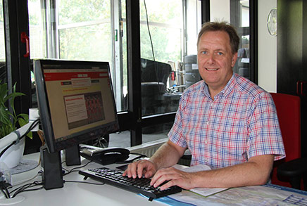 Matthias Schaller am Schreibtisch